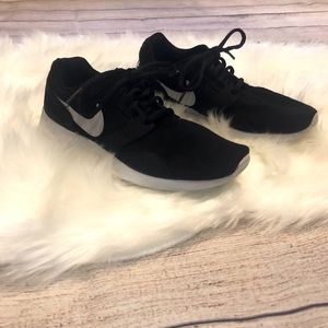 NIKE Women’s Sneakers